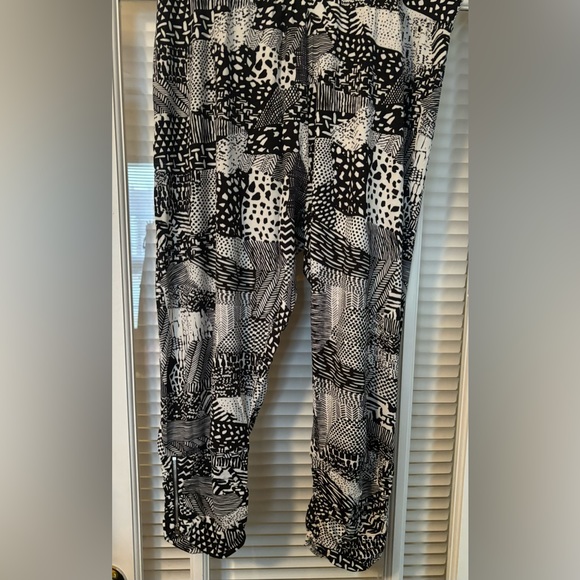 Zim & Zoe Printed Patch Work Capri Pants with zipper- Size 14 - Picture 7 of 10